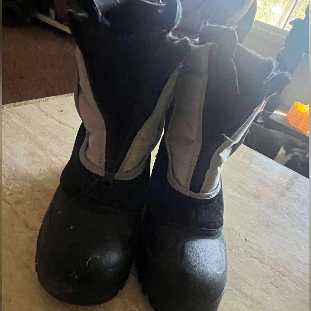 Kids snow boots size 4